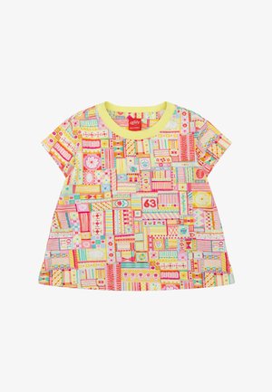 Korte mouw, multicolor katoenen T-shirt met een levendig patchworkpatroon in roze, geel en groen met een lichtgele halslijn.