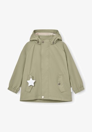 Imperméable vert clair pour enfants avec capuche, manches à poignets élastiques, deux poches à rabat avec boutons-pression et une étiquette blanche en forme d’étoile suspendue à une poche.