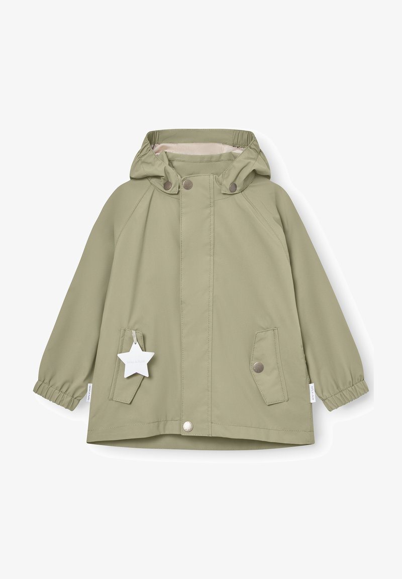 Ανοιχτό πράσινο παιδικό αδιάβροχο με κουκούλα, ελαστικά μανσέτες, δύο τσέπες με καπάκια και κουμπιά πατιλέτα, καθώς και μια λευκή ετικέτα σε σχήμα αστεριού που κρέμεται από μία τσέπη.