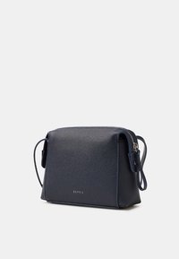Borsa a tracolla in ecopelle blu navy con finitura texture, forma quadrata, chiusura con zip, logo del marchio nella parte anteriore e tracolla rimovibile.