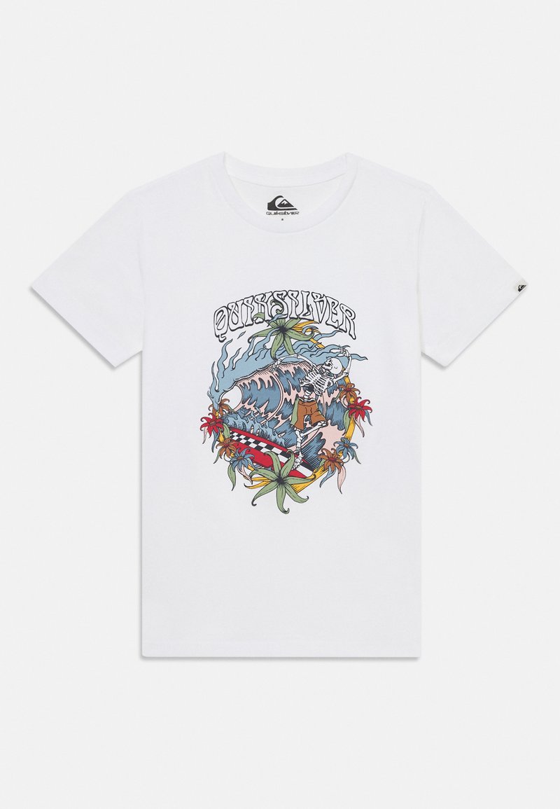 Witte katoenen T-shirt met een kleurrafische afbeelding van een skelet dat surft op een golf, omringd door planten en een kleurrijk randontwerp.
