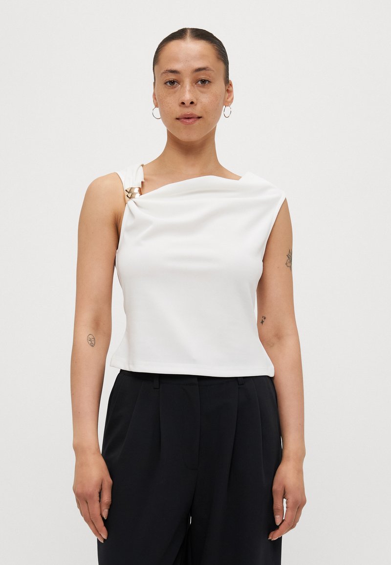 Witte, mouwloze top met een gedrapeerd ontwerp, met een gouden accent op de linkerschouder. Gladde textuur, cropped fit.