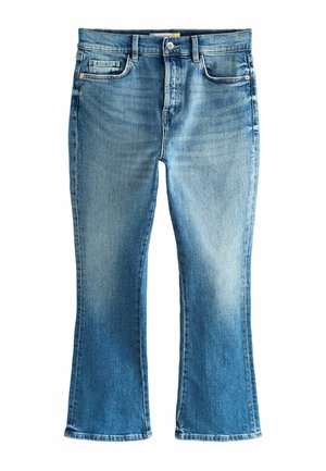 Kék farmernadrág enyhén bővülő szárakkal, elöl gombos és cipzáras, öt zsebes kialakítással, fehér háttéren laposan elhelyezve.