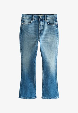 Blaue Jeans aus Denim mit leicht ausgestelltem Bein, vorn mit Knopf und Reißverschluss sowie einem Fünf-Taschen-Design, flach auf einem weißen Hintergrund liegend dargestellt.