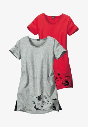 Zwei T-Shirts, die zusammen präsentiert werden: eines in Grau mit einem Katzenmotiv am Saum, das andere in Rot mit einem ähnlichen Design. Beide haben rund geschnittene Halsausschnitte und kurze Ärmel.