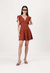 WAL G. PLUNGE NECKLICE WITH FLUTTER SLEEVES DRESS - Dienas kleita - burnt orange