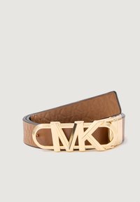 Cinturón de cuero marrón con una hebilla de logo dorado que presenta "MK". El diseño incluye patrones texturizados en la correa y un acabado suave.