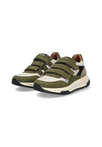 Groene en witte sportieve schoenen met drie klittenbandsluitingen, suède en mesh texturen, een gevoerde zool en contrasterende zwarte en tan accenten.