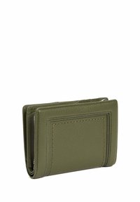 Portafoglio verde in pelle con una texture morbida, caratterizzato da una forma rettangolare, una fessura esterna per una carta e dettagli di cucitura a vista.