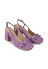 Tacchi slingback in suede viola con tacco a blocco, caratterizzati da un dettaglio decorativo in strass sul davanti e un design a punta chiusa.