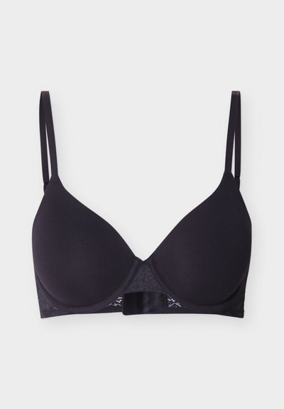 Μαύρο μαλακό σουτιέν με μπανέλα, ρυθμιζόμενους λεπτούς ιμάντες και δαντελένιο σχέδιο κατά μήκος της ταινίας, σε απλό φόντο.