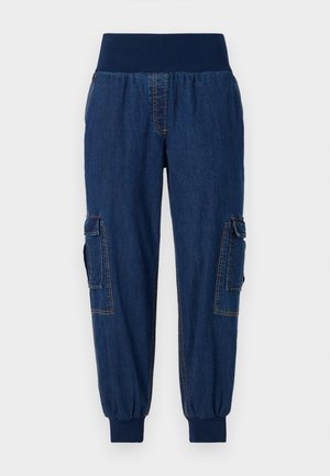 Denim jogger kalhoty s širokým elastickým pasem, dvěma bočními kapsami na cargo a žebrovanými kotníky; tmavě modrá barva s kontrastním stehováním.