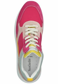 Mønstret sneakers i flere farver med pink, gul og grå tekstil- og ruskindsmaterialer, forsynet med hvide snørebånd og en polstret indersål.