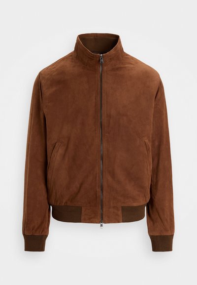 Casaco de camurça castanho com colarinho elevado, fecho à frente e punhos canelados, apresentando uma textura suave e um design minimalista.