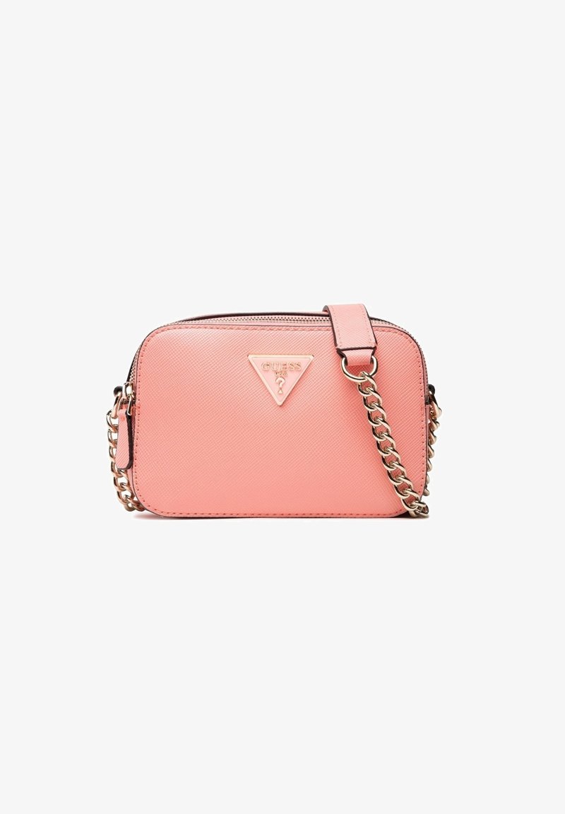 Pequeño bolso cruzado sintético rosa con superficie texturizada, correa de cadena dorada y una placa de logo triangular en la parte frontal.