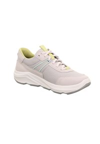 Hellgrauer Sportschuh aus Mesh- und Wildledermaterialien. Er verfügt über gelbe Akzente, eine strukturierte Oberfläche und eine dicke weiße Sohle für Dämpfung.