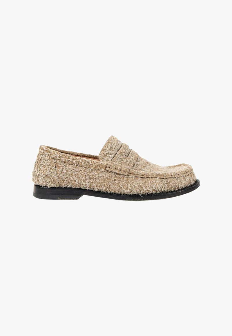 Mocassin beige texturé avec une semelle noire, présentant un design classique de style mocassin et une bride penny sur le dessus.