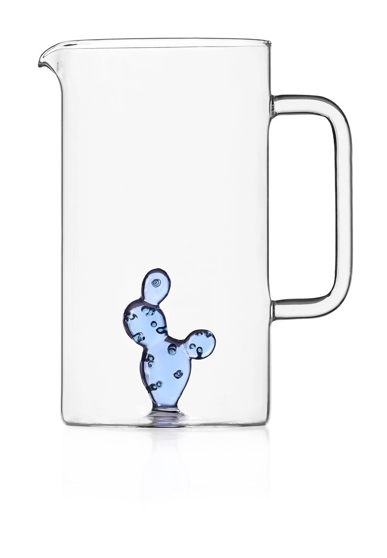 Przezroczysty szklany dzbanek z niebieskim wnętrzem w kształcie kaktusa, z gładkimi krawędziami, solidnym uchwytem i prostą konstrukcją wylewki.