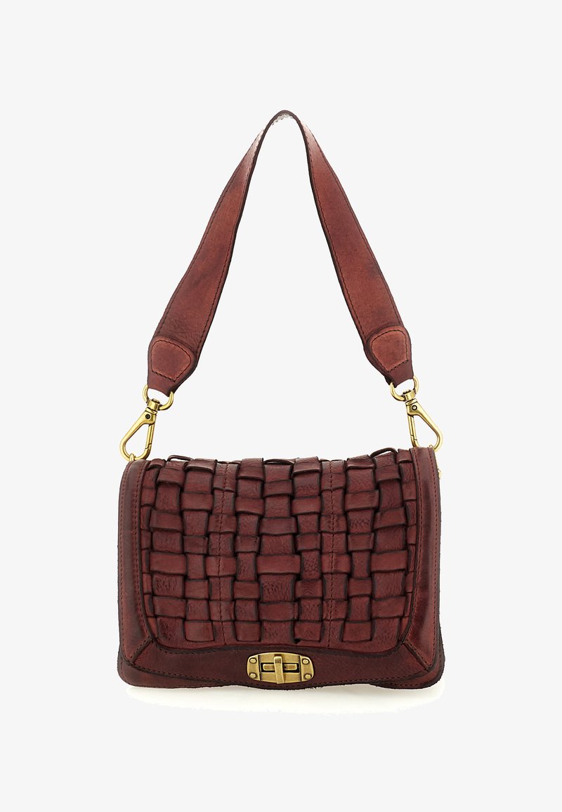 Borsa a mano in pelle marrone con pannello frontale intrecciato, ampia tracolla e chiusura a torsione in tonalità oro su sfondo bianco.