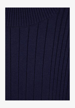 Pulover din lână bleumarin cu guler înalt, cu dungi verticale și un material moale, texturat. Ideal pentru a fi purtat în straturi în vreme mai rece.