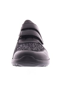 Zwarte sportieve schoen met een geprijsde stoffen bovenzijde en gladde leren accenten. Voorzien van twee verstelbare klittenbandsluitingen voor een stevige pasvorm.