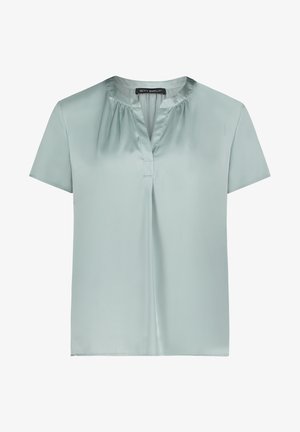 Lichtblauwe satijnen blouse met korte mouwen, geplooide halslijn en V-splitkraag van Betty Barclay, platliggend afgebeeld op een witte achtergrond.