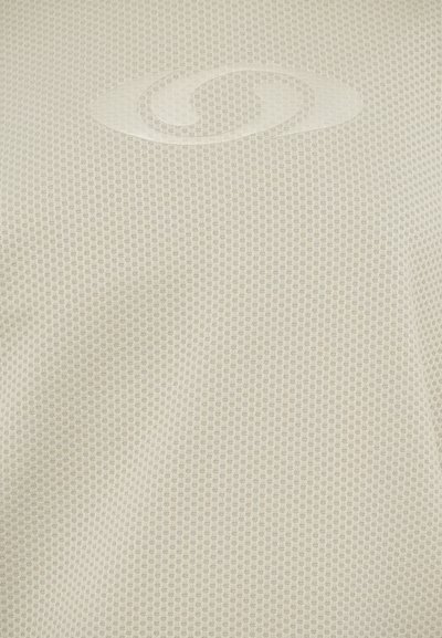 Cămașă sport de un bej deschis, cu un model texturat, având un logo subtil în centru. Materialul pare respirabil și elastic.