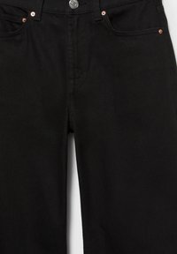 Jean en denim noir avec poches avant, bouton argenté et rivets en cuivre, présenté de la taille jusqu'au milieu de la cuisse.