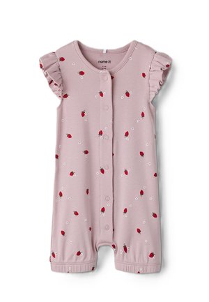 Różowy dziecięcy kombinezon z krótkimi marszczonymi rękawkami, zapięciem na guziki z przodu oraz nadrukiem czerwonych truskawek i białych kwiatów na całej powierzchni.