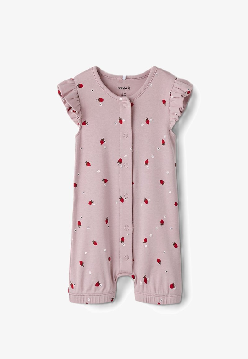 Barboteuse rose pour bébé avec manches courtes à volants, fermeture boutonnée sur le devant, et imprimé fraises rouges et fleurs blanches partout.
