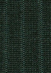 Primo piano di un tessuto lavorato a maglia verde scuro con righe verticali e un motivo zigzag testurizzato.