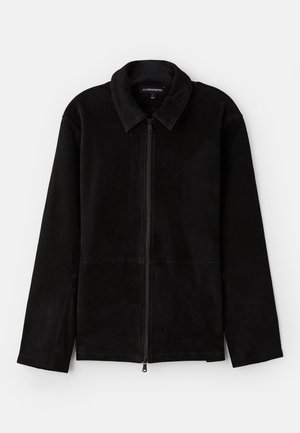 Melnas zamša jakas ar apkakli, priekšējo rāvējslēdzēja aizdari un garām piedurknēm ar gludu tekstūru. Minimālistisks dizains, bez papildu rakstiem.