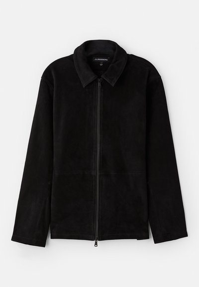 Veste en daim noir avec col, fermeture éclair à l'avant et manches longues au toucher lisse. Design minimaliste, sans motifs supplémentaires.