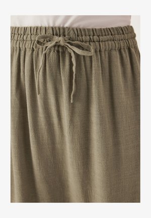 Jupe légère de couleur vert olive avec une taille élastique et un cordon de serrage. Le tissu a une texture subtile, tombant en drapés doux.