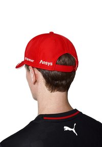 Czerwona czapka baseballowa z siateczkowym wzorem, z białymi logo "TAG Heuer" i "Ansys" oraz przezroczystym paskiem z tyłu.