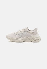 OZWEEGO UNISEX - Trainers - chalk pearl/footwear white