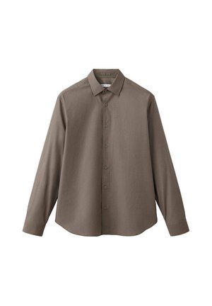 Camisa de hombre de manga larga con botones de color marrón sólido, con cuello puntiagudo y puños abotonados sobre fondo blanco.