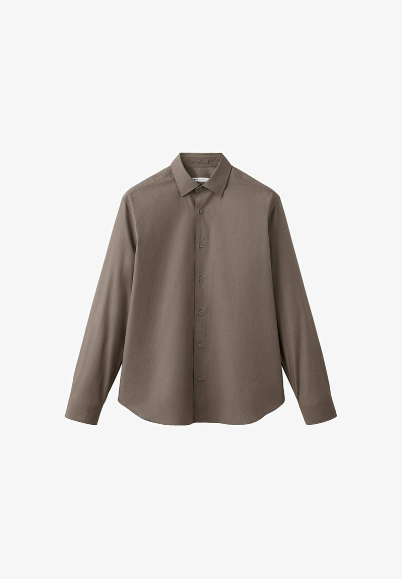Chemise homme à manches longues boutonnée, marron uni, col pointu et poignets boutonnés sur fond blanc.