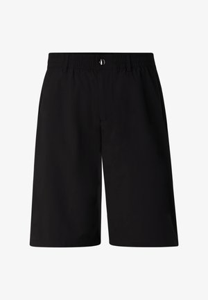 Zwarte knielange korte broek met elastische tailleband, knoopsluiting, riemlussen en zijzakken.