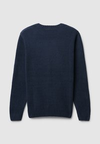 Maglione blu navy con collo rotondo, maniche lunghe e polsini a costine. La texture sembra morbida e lavorata a maglia, con un colore solido e senza motivi.