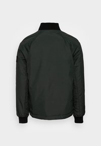 Sort, langærmet bomberjakke lavet af skinnende materiale med ribbet krave, manchetter og kant; har et enkelt design uden synligt hardware.
