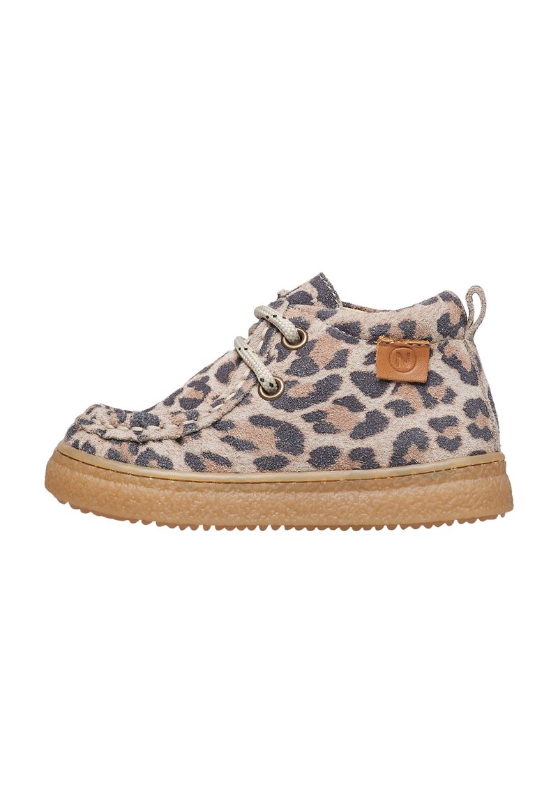 Scarpe da bambino con lacci alla caviglia, in tessuto beige e nero a stampa leopardata, con suola in gomma leggera marrone chiaro.