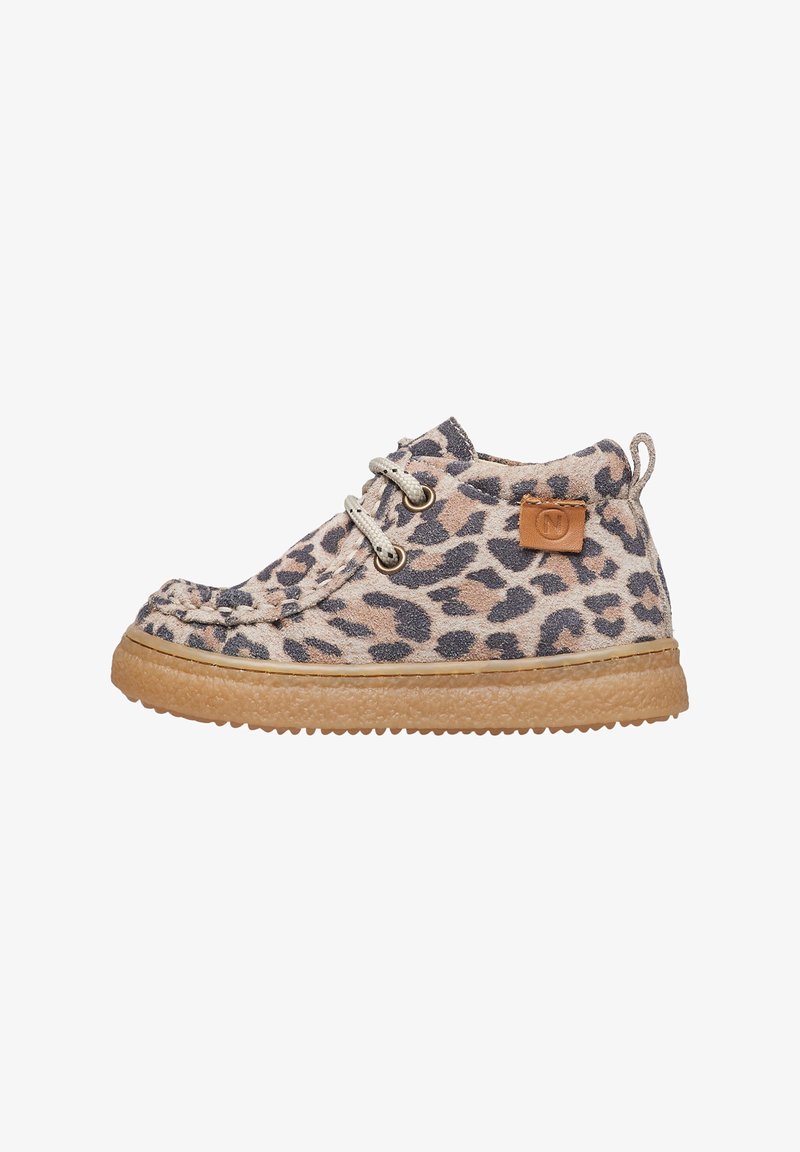 Scarpe da bambino con lacci alla caviglia, in tessuto beige e nero a stampa leopardata, con suola in gomma leggera marrone chiaro.