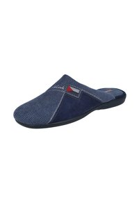 Zapatilla deslizante en color marino con un patrón texturizado, acentos de ante y un emblema triangular en rojo y blanco. Suela suave con un agarre mínimo.