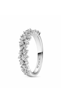 Silverring med en rad runda, klara ädelstenar infattade längs ytan, med ett slätt och polerat band.