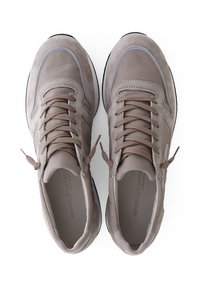 Beige Wildleder-Sneaker mit dünnen grauen Akzenten, runder Zehenform, Schnürdesign und strukturierten, gemusterten Sohlen. Schlichte, moderne Form.