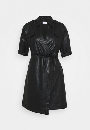 Schwarzes Lederwickelkleid mit kurzen Ärmeln, kragenlosem Ausschnitt und zwei vorderen Taschen. Mit einem gebundenen Gürtel in der Taille zur Anpassung.