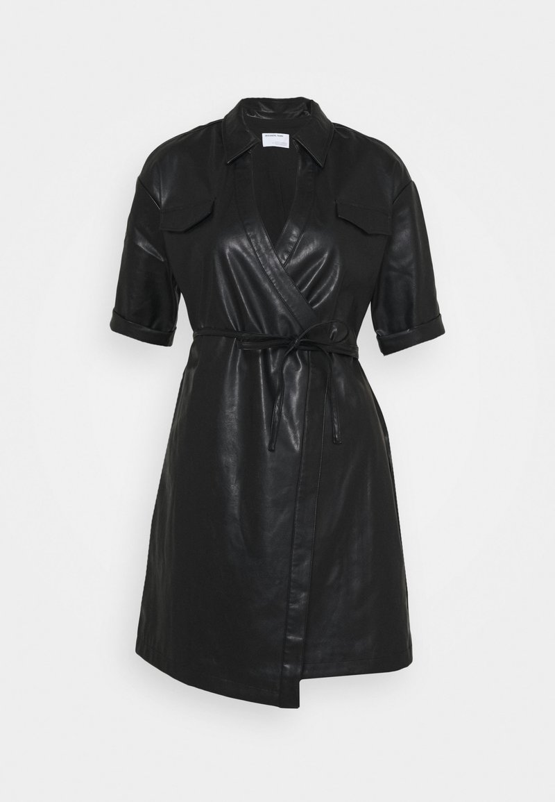 Czarna skórzana sukienka kopertowa z krótkimi rękawami, kołnierzykiem i dwoma przednimi kieszeniami. Posiada pasek do wiązania w talii, który pozwala na regulację.