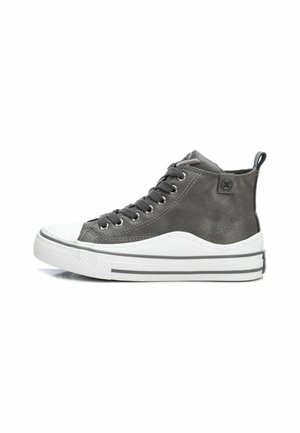 Zapatillas altas de cuero gris con puntera y suela de goma blanca. Cuenta con ojales de metal y cordones grises, además de un lazo en la parte trasera.