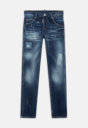 Calças de ganga azul escuro com áreas desgastadas e detalhes de respingos de tinta. Apresentam cinco bolsos e um fecho de correr padrão.